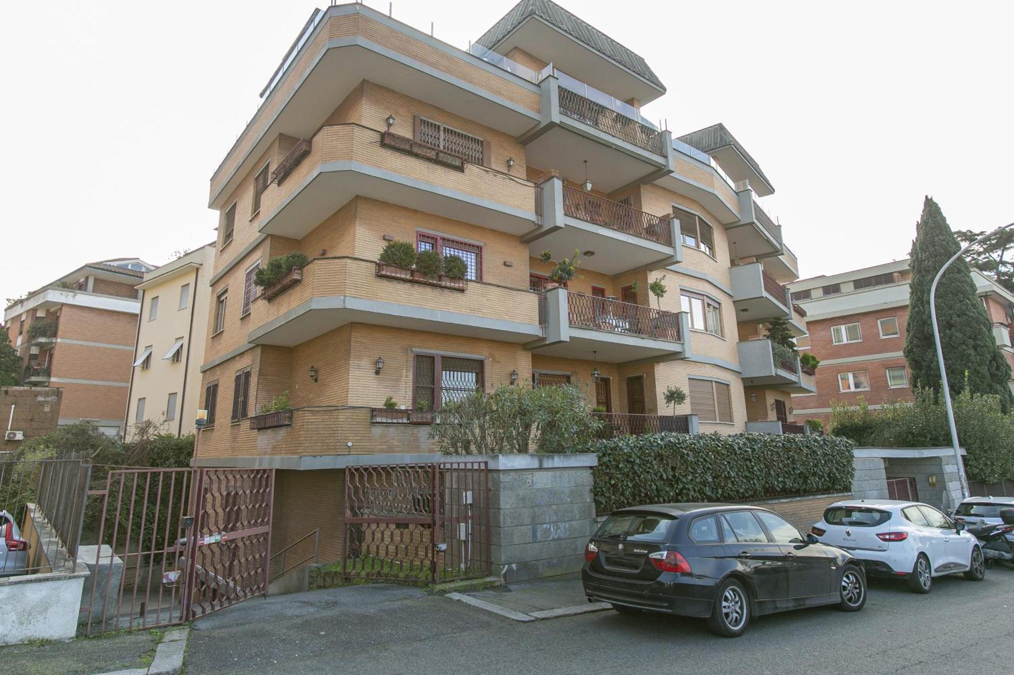 Apartment Terrazza San Pietro Vicino Metro A Rom
